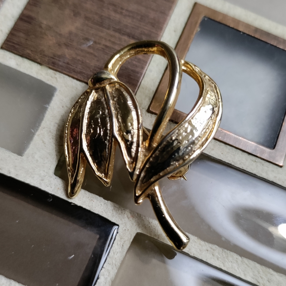 Vintage Weeping Tulip brooch